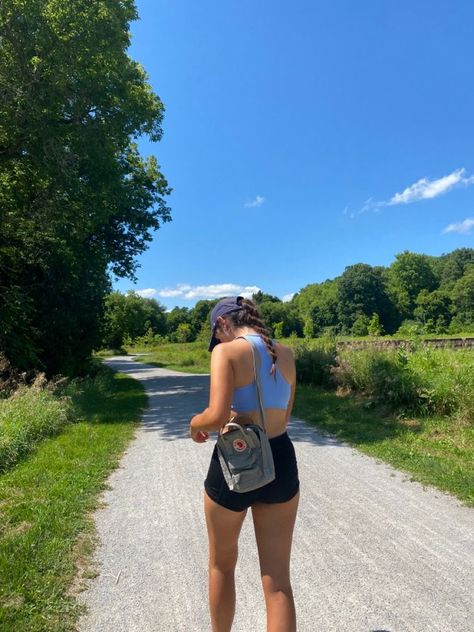 Day Hike Aesthetic, Hiking Aesthetic Outfit Summer, Active Travel Outfits, Hiking Poses Photo Ideas Women, Hiking Inspo Pictures, Hiking Aesthetic Pictures, Hiking Outfits Aesthetic, Nature Walk Outfit, Summer Hike Outfit