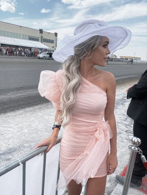 Derby Race Outfits, Oaks Outfits Kentucky, Oaks Day Fashion, Opening Day Horse Races Outfit, Kentucky Derby Date Party Outfit, Kentucky Derby Sorority Formal, Pink Kentucky Derby Outfit, Race Day Dress, Kentucky Derby Outfit For Women 2023