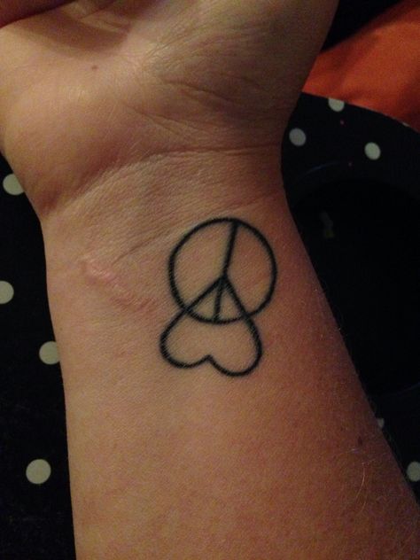 My peace and love tattoo :) I love it to bits I got it when I was in Hawaii . It symbolizes that I am at peace with everything in my life and I have finally learnt to love myself :D Love And Peace Tattoo Ideas, Heart Peace Tattoo, Peace And Love Tattoo, Peace Sign Tattoos, I Am At Peace, Peace Tattoos, Rip Tattoo, My Peace, Love Tattoo