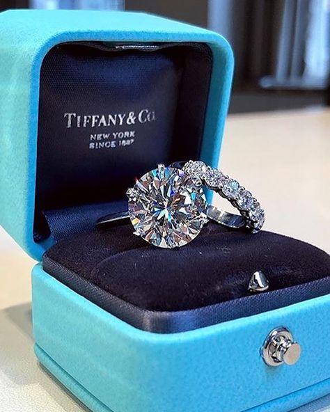 This teal box is, probably, the dream of every girl! ❤ The big round shaped diamond on white gold band is a timeless option for an… Wedding Rings Round, Round Engagement Rings, Best Engagement Rings, Tiffany Jewelry, Dream Engagement Rings, Wedding Rings Unique, Blue Box, Tiffany And Co, Bridal Ring Set