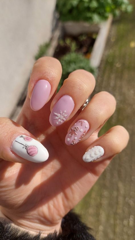 Simple Christmas Nail Art Designs, Pink Christmas Nails Gingerbread, Cute Pink Christmas Nails, Pink Gingerbread Nails, Light Pink Christmas Nails, Winter Pink Nails, Gingerbread Nails, Fur Nails, Christmas Nail Ideas