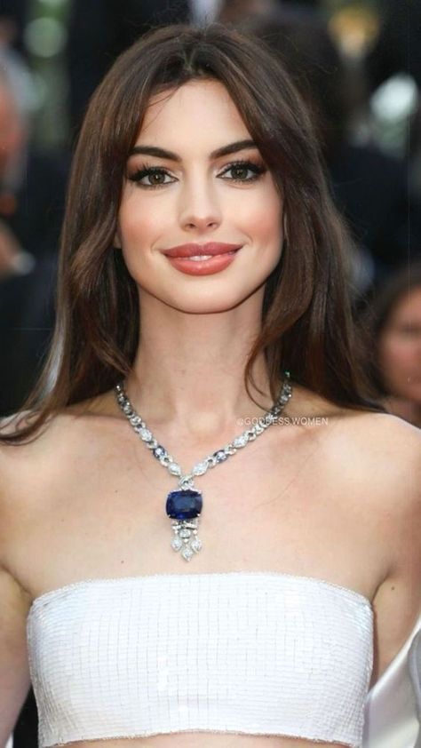 Pale Skin Dark Hair Makeup, Pale Dark Hair, Dark Brown Hair Pale Skin, Celebrities With Brown Hair, Anne Hathaway Makeup, Brown Hair Pale Skin, Dark Hair Pale Skin, Dark Hair Makeup, Light Skin Makeup