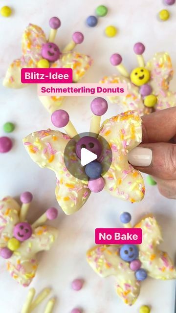 203K views · 4.9K likes | Conny‘s Cake School | Cornelia Schmidt on Instagram: "💗No Bake Schmetterling Donuts� 💗
Schmetterlinge haben doch kein Gesicht auf dem Rücken!!! 😬 Ja, ich weiß, aber so sehen sie doch viel süßer aus, oder? 😍
 
➡️ Reel zum Abspeichern 💕

Du brauchst:

- Mini Donuts (normale Donuts gehen auch)
- Schokolinsen in groß und klein @smarties_offiziell 
- Mikado weiße @mondelez_international 
- Zuckerguss oder geschmolzene weiße Schoki
- ein klitzekleines Stückchen Schokolade schmelzen und damit das Gesicht aufmalen
 
Tipps:
- mit Schoki kleben die Schmetterlinge schneller und fester zusammen
- noch ein wenig Schoki an das Ende der Mikados und sie kleben besser im Schmetterling
- Achtung: Schokolinsen verlieren im Kühlschrank und auf Zuckerguss über Nacht ein wenig Far Mondelez International, S Cake, Mini Donuts, No Bake, Birthday Decorations, Donuts, Birthday Parties, Snacks, Cake