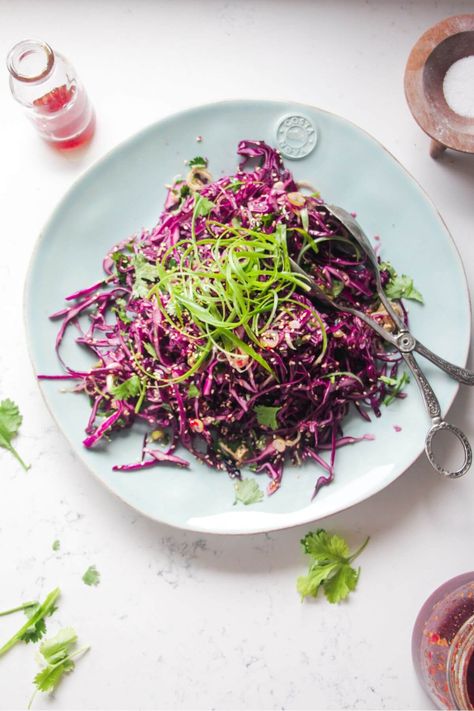 Asian Chopped Cabbage Salad with Sweet Chilli Ginger Dressing Purple Cabbage Salad, Purple Cabbage Recipes, Crunchy Asian Salad, Cabbage Dishes, Asian Chopped Salad, Fried Kale, Asian Salad Recipe, Easy Chilli, Cabbage Stew