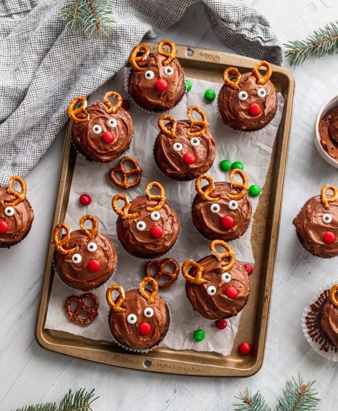 Christmas Reindeer Cupcakes - Stephanies Sweet Treats Hot Chocolate Frosting, Christmas Baking For Kids, Moist Chocolate Cupcakes, Chocolate Cupcakes Filled, Christmas Cupcakes Recipes, Reindeer Cupcakes, Christmas Sugar Cookies Decorated, Homemade Hot Fudge, Healthy Cupcakes