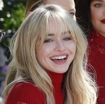 Selena Gomez Aesthetic, Aesthetic Curly Hair, Blonde Fringe, Blonde Bangs, Peinados Fáciles Para Cabello Corto, Wispy Bangs, Long Hair With Bangs, Fashion Aesthetics, Haircuts With Bangs