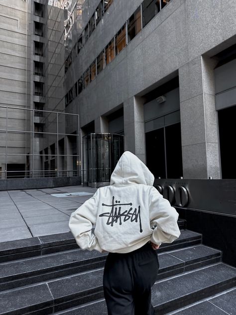 Streetwear, outfit ideas, street style, vogue, y2k, balenciaga, stussy., oversized, downtown Chicago, street people Faceless Outfit Pics, Hoodie Poses Instagram, Stussy Outfit, Stussy Hoodie, Foto Ideas Instagram, Aesthetic Outfits, Fitness Inspo, Sweater Hoodie, Sweatshirts Women