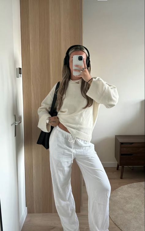 Outfits For Walking All Day, Summer Modest Fits, Outfit Inspo Lazy, Cozy Outfit Lazy Days, Outfits Lazy Days, White Jeans Outfit Winter, Lazy Fashion, Winter White Outfit, Spiderman Outfit