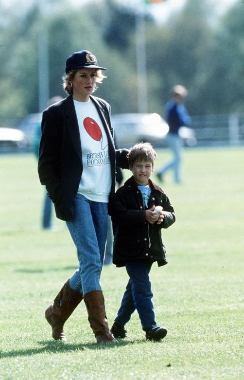 Found on Bing from www.turboimagehost.com Fav Princess, Princess Diana Fashion, Princess Diana Pictures, Prinz Harry, Human Interest, Blue Jean Outfits, Prince William And Harry, Prince Williams, Princes Diana