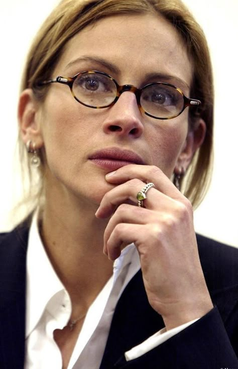 Glasses Inspiration, Cool Glasses, Julia Roberts, Mode Inspo, Street Style Inspiration, Geek Chic, 가을 패션, Womens Glasses, Looks Vintage