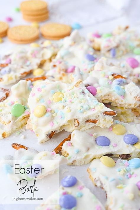 Easter Bark is a fun addition to your Easter celebration. It comes together in minutes using vanilla candy coating, cookies, pretzels and M & M's. Easter Bark Candy, Easter Bark Recipe, Bunny Bark, Easter Bunny Bark, Easter Pretzel, Bark Recipes Easy, Easter Bark, Bark Candy, Unicorn Ideas