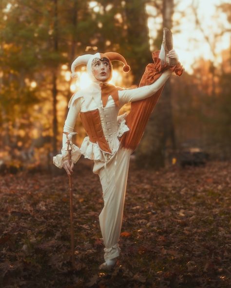 Jester Outfit Medieval, Ren Faire Jester Costume, Ren Fair Jester, Medieval Jester Costume, Jester Ren Faire, Jester Outfit Ideas, Minstrel Costume, Jester Medieval, Jester Clothes