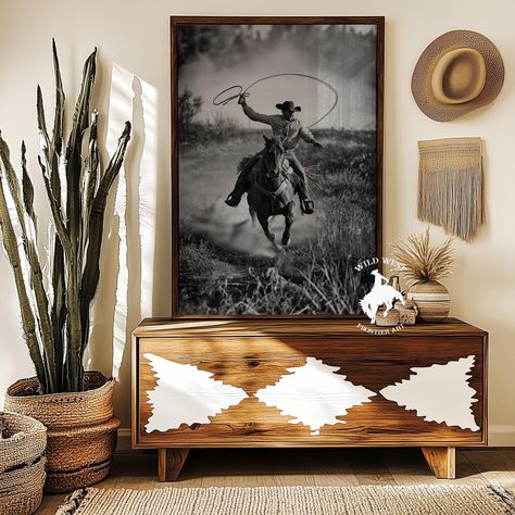 Transform your space with our stunning collection of vintage western art posters. Perfect for enthusiasts of classic cowboy culture and the untamed beauty of the Wild West, our high-quality poster prints capture the essence of western scenes with rich details and vibrant colors. 𝐅𝐞𝐚𝐭𝐮𝐫𝐞𝐬: *Premium Quality: Printed on high-grade poster paper to ensure long-lasting durability and a professional finish. *Variety of Sizes: Available in multiple dimensions to fit any space, from small cozy co Horse Head Wall Decor, Modern Ranch Home Decor, Cowboy Living Room Ideas, Western Home Decor Ranch Style Living Room, Country Astetic, Modern Cowboy Decor, Ranch Style Homes Interior Decor, Western Living Room Ranch Style, Western Glam Decor