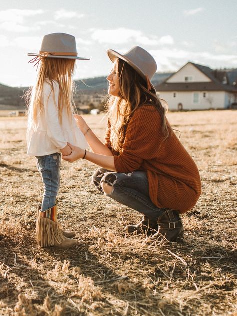 Matching mom and daughter wide brim felt hats with handmade leatherette hand band with fringe detail. Mommy and me flat brim hats that are totally compliment worthy! These matching adult and kid hats make perfect Christmas presents, Mother's Day gift, Easter outfit, Birthdays and are great for family pictures!  Because what's cuter than twinning with your mini me???? NOTHING. There's nothing cuter! Compliment worth styles that both of you will love. Adorable for family pictures or to dress up an Flat Brim Hats, Daughter Photo Ideas, Wide Brim Felt Hat, Felt Kids, Mommy And Me Photo Shoot, Fall Family Photo Outfits, Family Photoshoot Outfits, Womens Fedora, Fall Family Pictures