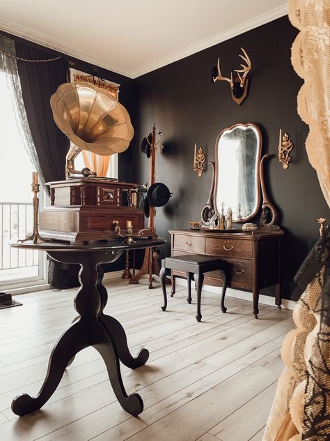 Bedroom Gothic Modern, Gothic Bedroom Aesthetic Modern, 70s Goth Decor, Antique Gothic Decor, Modern Gothic Aesthetic, 1920s Room Aesthetic, 1920s Bedroom Aesthetic, Modern Goth Bedroom, Moody Vanity