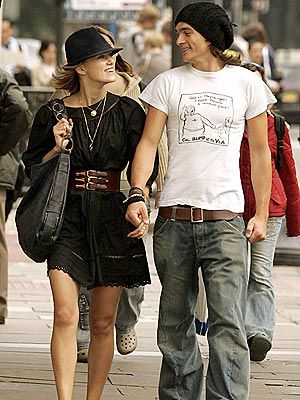 LOVE the belt with a lacy dress and fedora. Keira Knightley Dress, Keira Knightley Style, Kiera Knightly, 90s Street Style, Rupert Friend, Keira Knightly, Stylish Couple, Style Muse, Keira Knightley