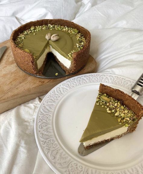 Pistachio Cheesecake, Bakery Foods, Sweet Cakes, Cafe Food, Pretty Food, Sweet Snacks, Food Cravings, Cute Food, Diy Food Recipes