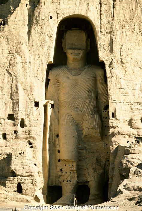 The Bamiyan Buddha of 54 m high in 1995..These magnificent colossal statues, created during the 3rdâ4th centuries A.D., attracted pilgrims for centuries, far beyond the time when Buddhism languished in India following the disastrous visitation of the Hephthalite Huns in the 5th century, the subsequent resurgence of Hinduism, and the arrival of iconoclastic Islam in the 7th century..The entire niche was once covered with paintings dating from i he late 5th to the early 7th centuries. Bamiyan Buddhas, Ancient Sculpture, Ancient Symbols, Buddhist Art, Ancient Architecture, Ancient Artifacts, Book Art Drawings, Environmental Art, Ancient Art