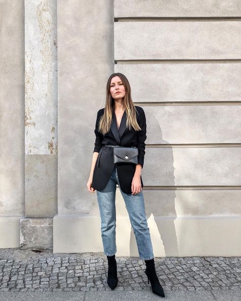 Belt bag, black blazer, mom jeans, sock boots, outfit, street style, Livia Auer, Paris Fashion Week, Milan Fashion Week Sock Boots Outfit, Spring Office Outfits, Outfit Elegantes, Ripped Jeggings, Spring Trends Outfits, Boating Outfit, Sock Boots, Business Casual Dresses, Outfit Trends