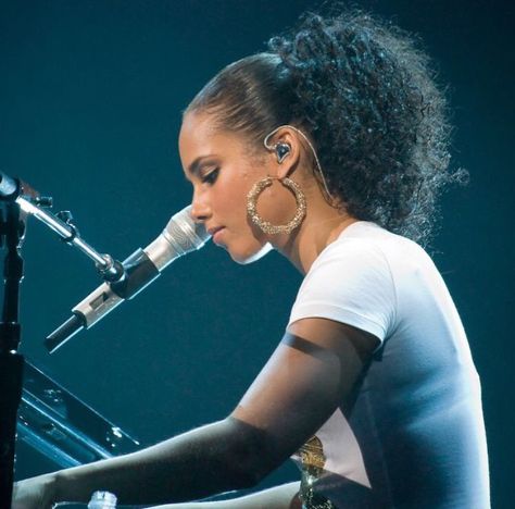 Alicia Keys 2000s Aesthetic, Young Alicia Keys, Alicia Keys Braids 2000s, Alicia Keys Aesthetic, Alicia Keys 90s, Alicia Keys 2000s, Alicia Keys Hair, Early 2000s Fashion Outfits Party, Alicia Keys Piano