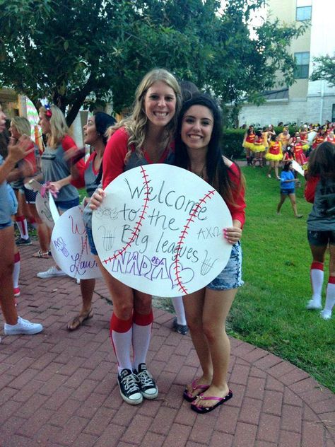 Welcome to the Big League #AlphaChiOmega #AChiO #BidDay #baseball #raglan #sorority #Houston Baseball Big Little Reveal Sorority, Baseball Bid Day, Paddle Sorority Big, Sorority Recruitment Shirts, Spring Recruitment, Theta Chi, Sorority Themes, Homecoming Week, Big Lil