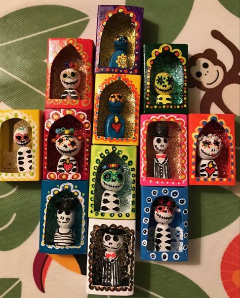 Use cereal boxes. Dia De Los Muertos Crafts For Toddlers, Dia De Los Muertos Crafts Ideas, Mexican Folk Art Decor, Dia De Los Muertos Decorations Ideas, Den Mrtvých, Folk Art Decor, Shrines Art, Mexican Crafts, Mexico Art