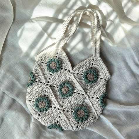 This granny square tote bag pattern will go over the assembly of 13 granny squares and a basic strap. Any granny square will work; I'll be using my flower granny squares. The method I will Crochet Granny Square Tote Bag, Granny Square Tote Bag Pattern, Granny Square Bag Layout, Granny Square Tote Bag, Mesh Tote Bag, Flower Granny Square, Tote Bag Tutorial, Granny Square Bag, Beginner Crochet Projects