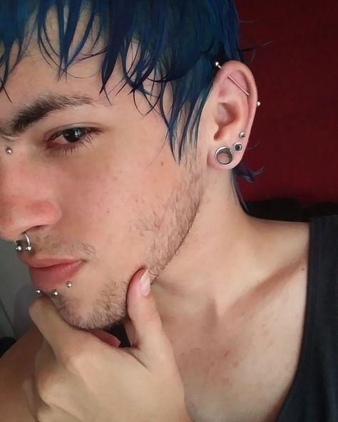 Men With Industrial Piercing, Male Industrial Piercing, Men Industrial Piercing, Industrial Piercing Men, Punk Piercings, Piercing Men, Jayy Von, Guys Ear Piercings, Piercing Industrial