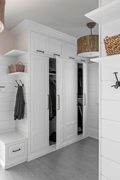 Mudroom Remodel, Vstupná Hala, Mudroom Cabinets, Mud Room Entry, Mudroom Ideas, Mudroom Entryway, Mudroom Laundry Room, Mudroom Decor, Mud Room Storage