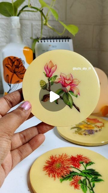 Wooden Coaster With Resin, Resin Over Decoupage, Mdf Resin Coasters, Mdf Coasters Painting, Mdf Painting Ideas, Painted Coasters Diy, Varnishing Acrylic Paintings, Resin Coasters Ideas, Coaster Painting