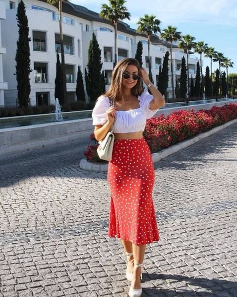 Goa Outfits, Rome Outfits, Floral Skirt Outfits, Mode Hipster, Midi Skirt Outfit, Europe Outfits, Spring Fashion Outfits, Ținută Casual, Modieuze Outfits