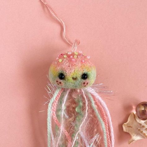 Needle Felted Goldfish, Needle Felted Jellyfish, Needle Felting Keychain, Felt Keychain, Felt Craft Projects, Paper Art Sculpture, Wet Felting Projects, Needle Felting Diy, Fairy Dolls