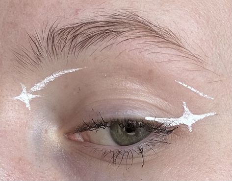 Graphic Liners Ideas, White Graphic Eyeliner Looks, Simple White Graphic Liner, Simple Grafic Liner, White Fairy Eyeliner, Minimal Graphic Liner, White Graphic Eyeliner Hooded Eyes, Graphic Eyeliner Star, Y2k Graphic Eyeliner