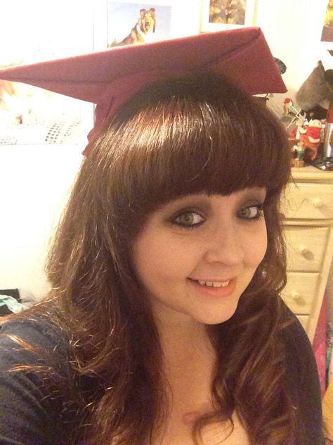 Girls with bangs for graduation! Just fold back the front part of your cap for a perfect flat square on top of your head. Perfect for full bangs or any type of bangs. Cap And Gown With Bangs, Hair Styles For Girls, Grad Hair, Graduation Hairstyles With Cap, Cap Hairstyles, Graduation Attire, Girls Cap, Trendy Caps, Graduation Look