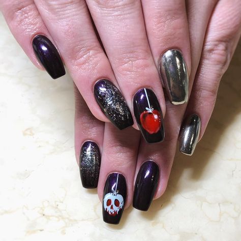 Poison Apple Acrylic Nails, Evil Queen Nails Disney, Poison Apple Nail Art, Evil Queen Nails, Poison Apple Nails, Poison Nails, Maleficent Nails, Apple Nails, Snow White Poison Apple