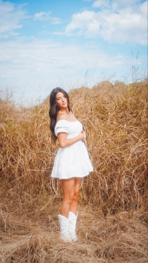 Pictures In Corn Field, Birthday Field Photoshoot, Corn Field Photoshoot, Cornfield Photoshoot, Wheat Field Photoshoot, Field Photoshoot Aesthetic, Grass Field Photoshoot, Open Field Photoshoot, 21 Photoshoot