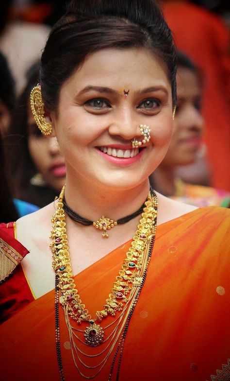 Celebration Photography, Maharashtrian Jewellery, Art Jewelry Earrings, Black Beads Mangalsutra, Gold Necklace Indian, India Photography, Gold Jewelry Simple Necklace, Gold Mangalsutra Designs, Beaded Necklace Designs