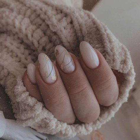 Short Nail Art Designs Winter, Minimalist Winter Nails Short, Minimalist Christmas Nails Acrylic, November Nails Round, Simple Nail Ideas Winter, Short Round Nail Ideas Winter, Fall/winter Nails Short, Simple Short Winter Nail Designs, Winter Floral Nails