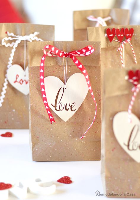 LOVE - EASY Valentine's Day Favor Bags Selamat Hari Valentine, Valentines Day Bags, Diy Valentines Day Gifts For Him, Saint Valentin Diy, Valentines Bricolage, Valentines Gift Bags, Hari Valentine, Valentine Crafts For Kids, Valentine Projects