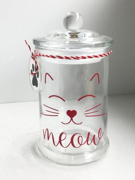 Personalized Cat Treat Jar Treat Jar Cat Treat Storage http://www.cleavercat.com/product-category/cats-treats/ Cats Treats, Cat Cricut, Cat Treat Jar, Kitty Treats, Diy Chat, Glass Bell Jar, Cat Kitchen, Pet Treat, Dog Treat Jar