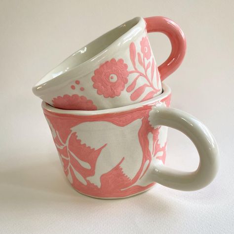 Corinne Lent (@corinnelent) • Instagram photos and videos Corinne Lent, Pottery Deco, Diy Pottery Painting, Pottery Inspo, Pattern Ceramic, Pretty Mugs, Diy Pottery, Ceramics Pottery Art, Ceramics Ideas Pottery