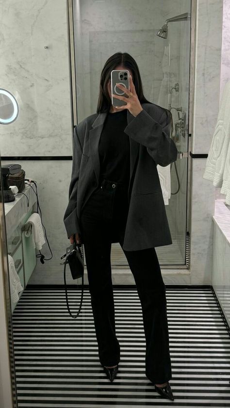 Blazer Combination Women, Charcoal Blazer Women Outfit, Casual Black Jeans Outfit, Outfit Formal Juvenil, Corporate Goth Outfits, Gray Sweater Outfit, Feminine Work Outfit, All Black Outfit Casual, All Black Outfit For Work