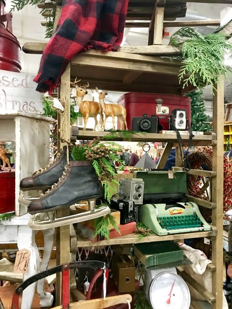 Christmas Vintage Booth, Vintage Christmas Booth Display Ideas, Antique Booth Christmas, Antique Booth Christmas Display Ideas, Vintage Christmas Booth, Christmas Booth Display Ideas Vendor, Campy Decor, Vintage Markets Display, Christmas Shop Displays