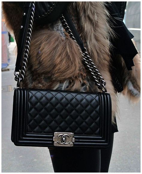 Chanel quilted boy bag. Love!!! Bag Prada, Tas Fashion, Bag Obsession, Bohol, Handbag Heaven, Prada Handbags, Chanel Black, Mode Style, Coco Chanel