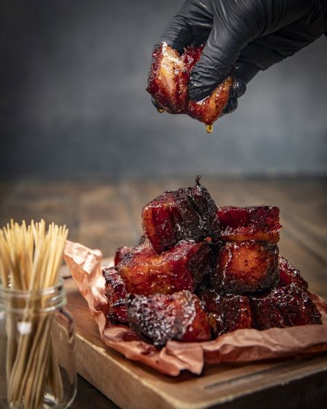 Fatty, porky, and full of flavor, pork belly burnt ends are one of the best bites in bbq. They are pretty easy to make and come out delicious Oven Burnt Ends, Pork Belly Burnt Ends Oven, Pork Belly Burnt Ends, Appetizer Sandwiches, Breakfast Appetizers, Braised Pork Belly, Burnt Ends, Pork Glaze, Bbq Seasoning