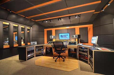 Studio In Casa, Recording Studio Furniture, Studio Room Design, Music Studio Design, Music Studio Decor, Music Room Design, Recording Studio Setup, Home Studio Ideas, Home Music Rooms