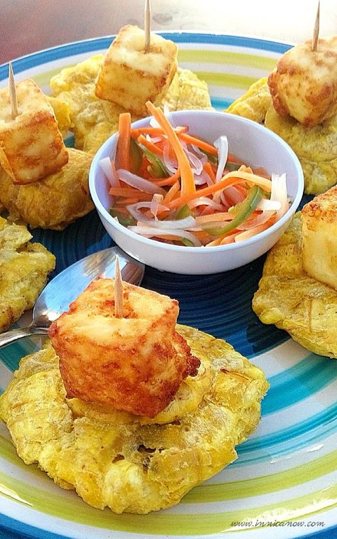 Tostones con Queso | In Nica Now | An appetizer that you'll find on the menu at almost every Nicaraguan restaurant Nicaraguan Food, Dominican Food, America Food, Plantains Fried, Latin Food, Carne Asada, Spanish Food, On The Menu, Stuffed Hot Peppers