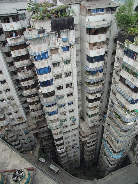 Brutal and also somehowawesome Minecraft Cyberpunk, Vertical City, Chongqing China, Brutalism Architecture, Streamline Moderne, Tall Buildings, Cyberpunk City, Entertainment Design, Brutalist Architecture