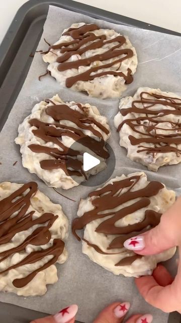 Food 🍏 on Instagram: "I made a chunky monkey version of the viral yoghurt bites and it’s giving healthier Ben & Jerry’s🍦lil hack: add a tbs of protein powder to the mix to stop them being icey!!  Video credit: @mirandabrady   Ingredients: 1 cup yoghurt 1 large banana, diced 2 tbs walnuts, chopped 1 tbs @macr0mike vanilla buttercream protein powder (dc: amb-miranda) 45g melted chocolate   Method: 1. Dice the banana into small pieces and place in a bowl. Add the yoghurt, walnuts and protein powder, mix to combine. 2. Spoon the mixture onto a lined tray or plate. Freeze for minimum 2 hrs or until set. 3. Melt the chocolate and drizzle over top. Freeze for 10-15 minutes for chocolate to set.  Macros (makes 5-6): 94 calories P 5.9g C 6.9g F 4.9g" Chunky Monkey Frozen Protein Yogurt Bites, Chunky Monkey Yogurt Bites, Chunky Monkey Frozen Yogurt Bites, Bobby Approved, Frozen Yogurt Bites, Healthy Food Prep, Low Fat Desserts, Protein Yogurt, Yogurt Bites