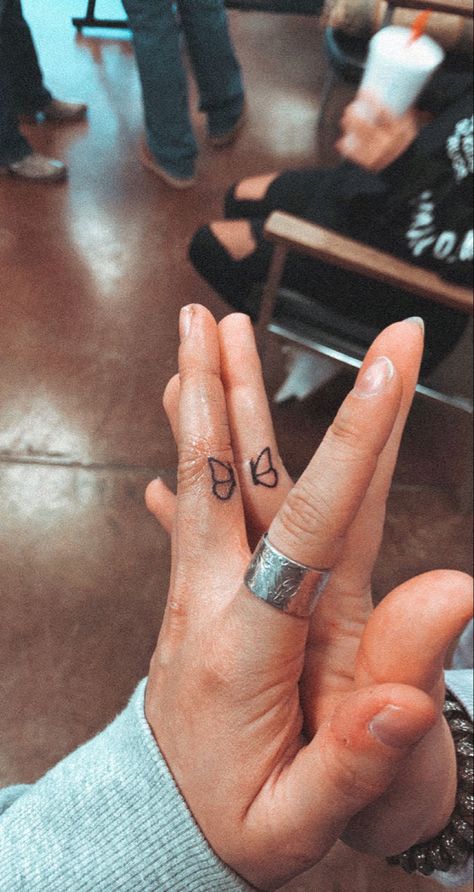 Half Butterfly Finger Tattoo, Butterfly Hand Tattoo Men, Man Butterfly Tattoo, Men Butterfly Tattoo, Boys Hand Tattoo, Charmander Tattoo, Moth Tattoos, Winnie The Pooh Tattoos, Simple Butterfly Tattoo